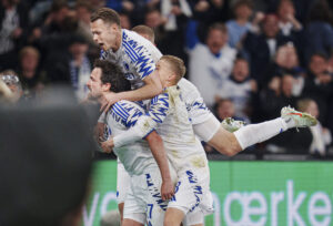 Claesson oven på Delaney i jubel efter scoring