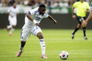 Youssouffa Moukoko sparker til bolden under en kamp for F.C. København