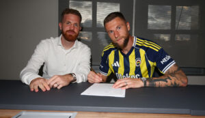 Milan Skriniar skriver under på sin kontrakt med Fenerbahce.
