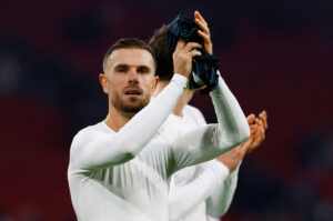 JOrdan Henderson klapper med hænderne over hovedet.