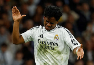 Endrick ser frustreret ud.