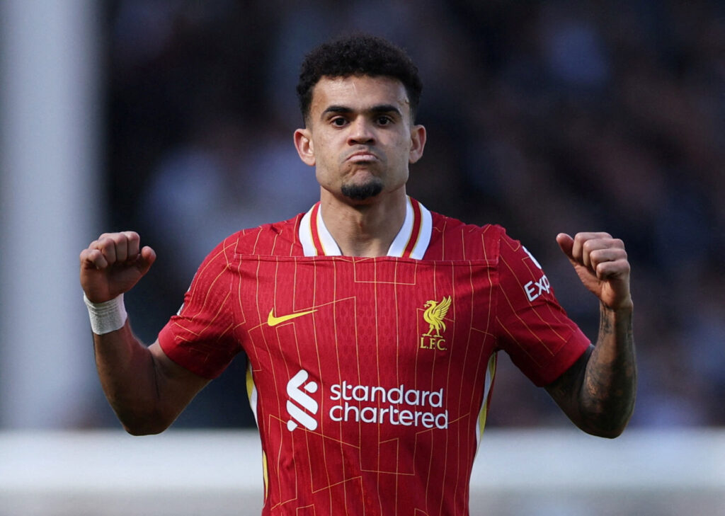 Luis Diaz med to hænder i vejret og et sammenbidt ansigtsudtryk.