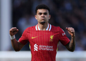 Luis Diaz med to hænder i vejret og et sammenbidt ansigtsudtryk.