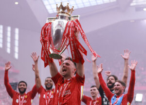 Diogo Jota med Premier League-trofæet.