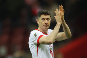 Robert Lewandowski klapper ud til fansene efter en landskamp for Polen.