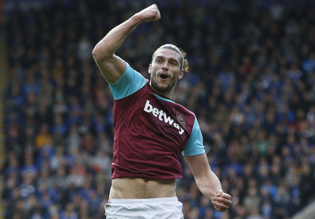 Andy Carroll jubler med en knyttet næve i vejret.