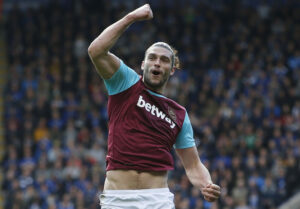 Andy Carroll jubler med en knyttet næve i vejret.