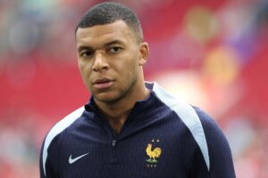 Mbappé skuler i fransk dragt