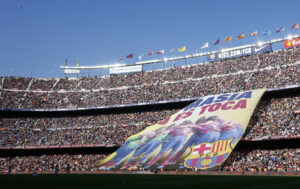 FC Barcelona fansene holder et banner op, der hylder La Masia