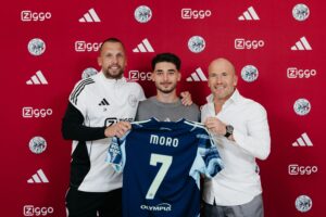 Moro i Ajax med sin nye trøje med nummer syv på