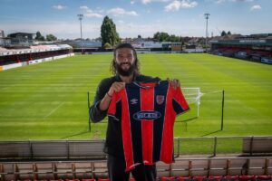 Andy Carroll præsenteret i Dagenham and Redbridge