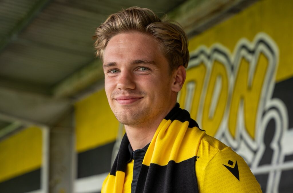 Jeppe Kjær med halstørklæde om halsen