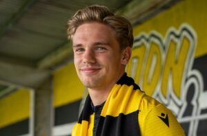 Jeppe Kjær med halstørklæde om halsen