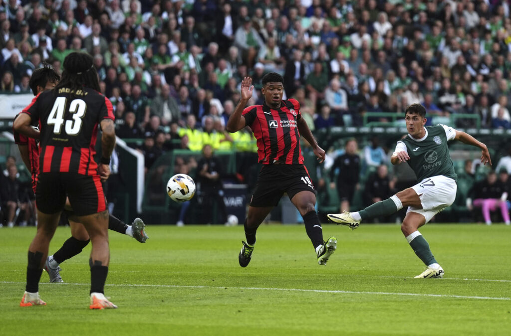 Pedro Bravo forsøger at blokere et skud mod Hibernian.
