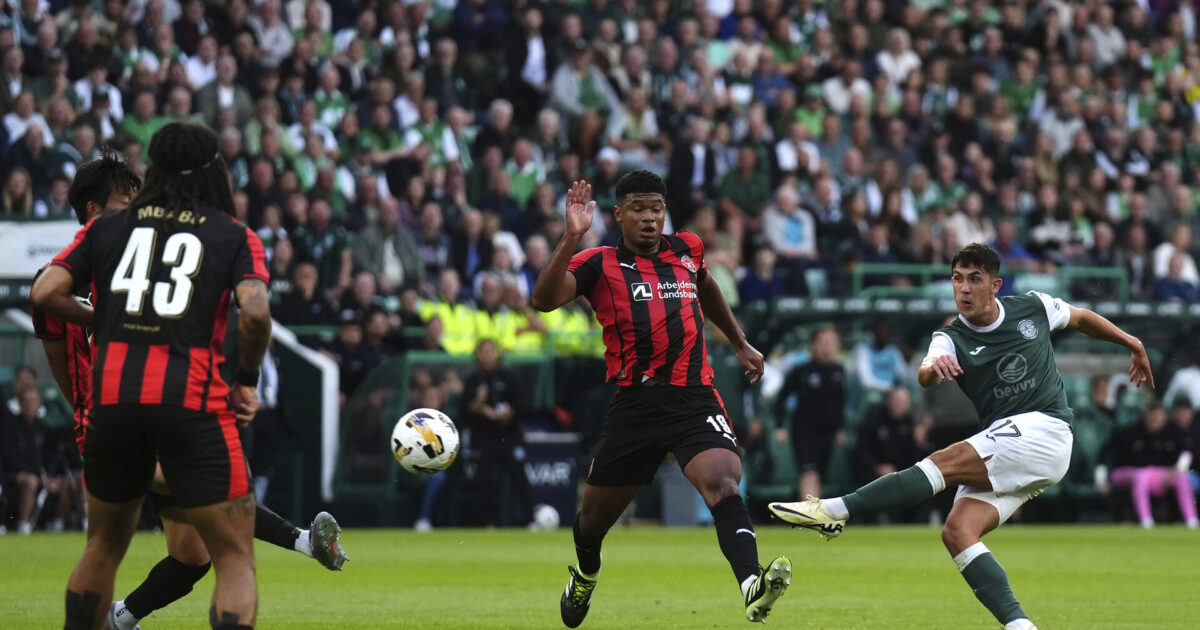 Vanvittigt! Junior Brumado scorer vildt saksespark i de døende minutter og sender FCM videre Foto: Andrew Milligan/AP/Ritzau Scanpix
