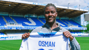 Osman holder trøjen oppe