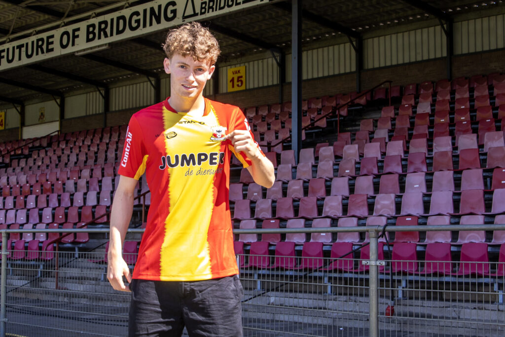 Breum holder Go Aheads logo