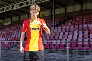 Breum holder Go Aheads logo