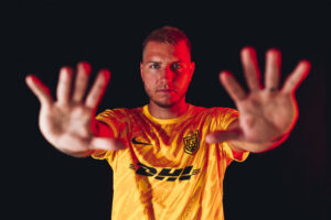 Busk med hænderne fremme