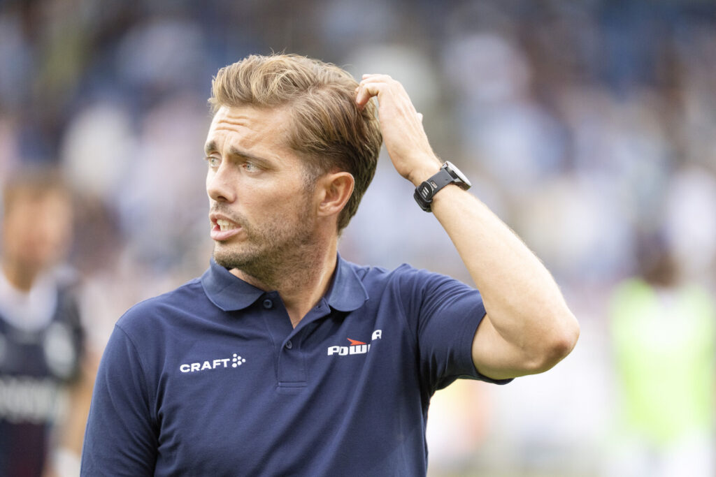 Jakob Poulsen klør sig i håret under en AGF-kamp