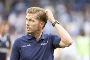 Jakob Poulsen klør sig i håret under en AGF-kamp