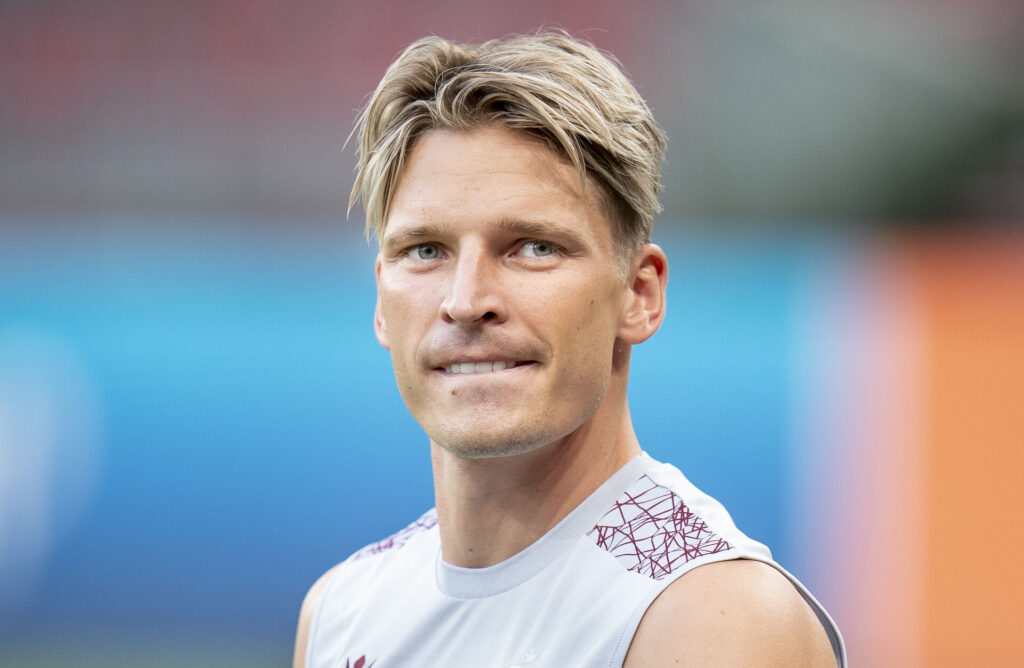 Stryger Larsen med sammenbidt mund