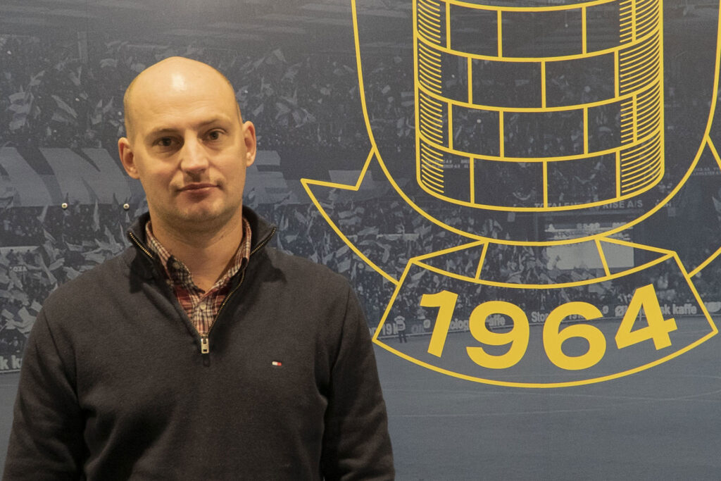 John Møller foran en Brøndby-væg