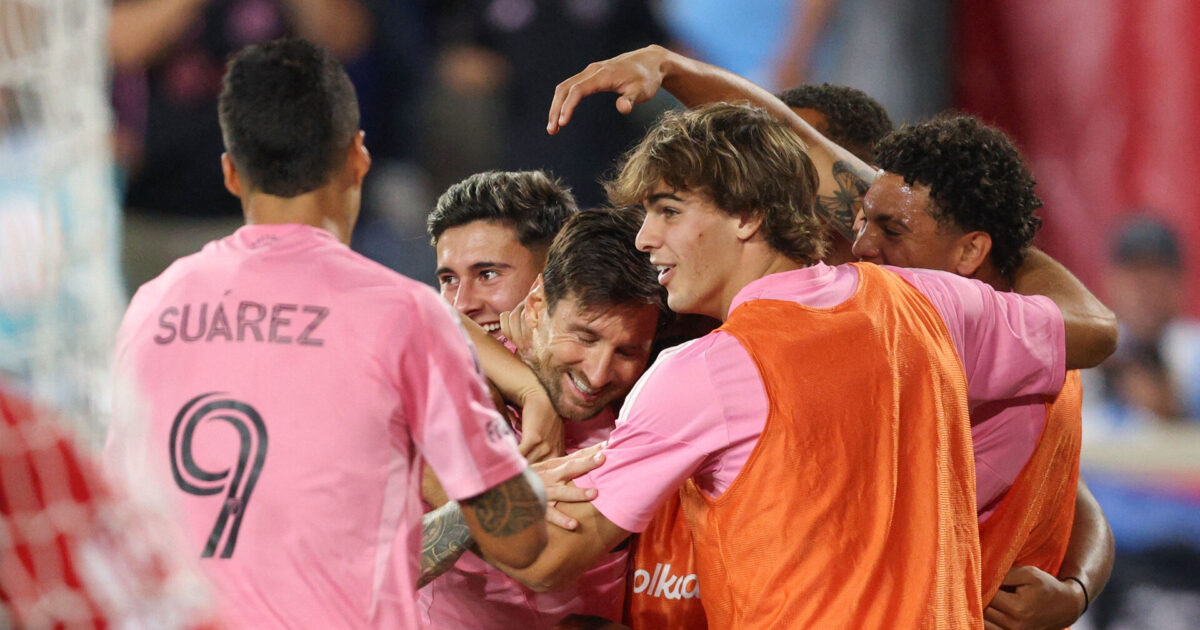 Messi i hopla i storsejr mod New York Jul 19, 2025; Harrison, New Jersey, USA; Inter Miami CF forward Lionel Messi (10) celebrates with teammates after scoring goal during the second half against the New York Red Bulls at Sports Illustrated Stadium. Mandatory Credit: Vincent Carchietta-Imagn Images