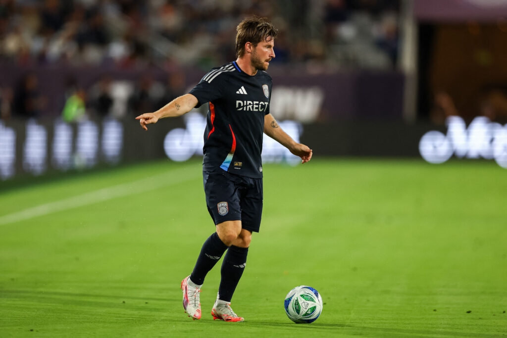 Anders Dreyer med bolden under en kamp for San Diego FC