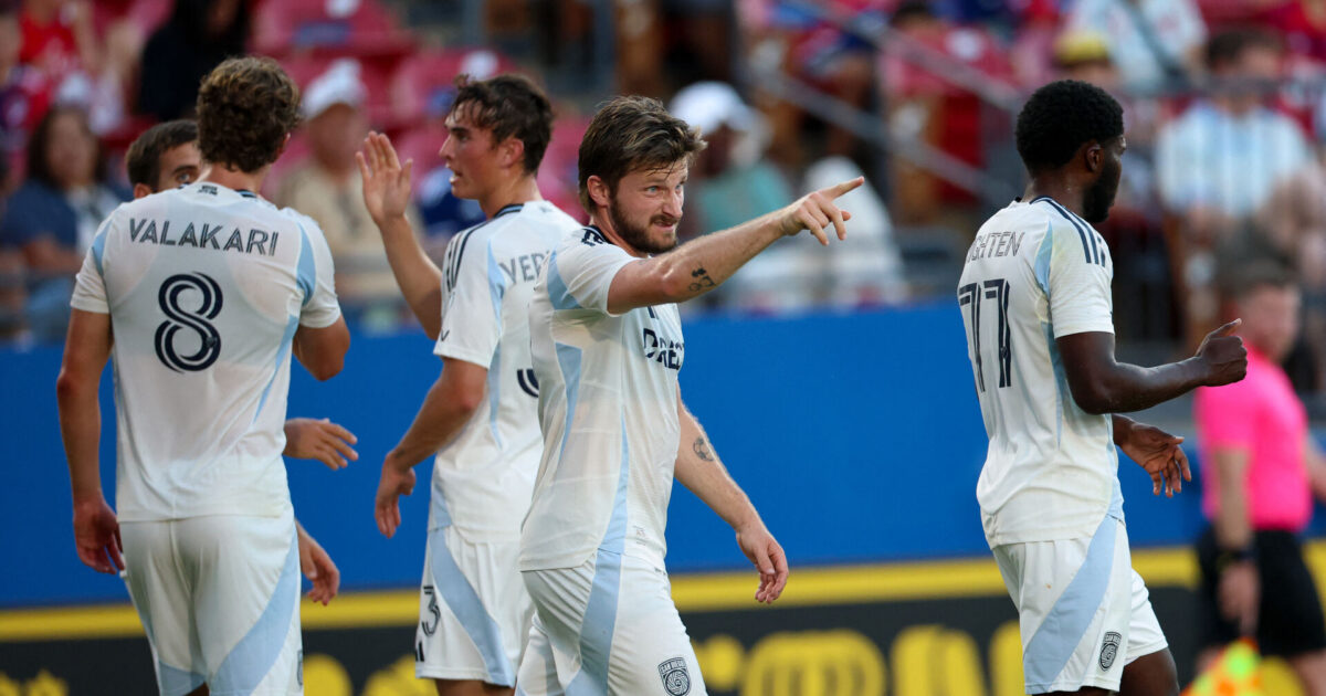 I selskab med Messi: Vilde Dreyer og tidligere BIF-profil på rundens hold Foto: Ritzau Scanpix/REUTERS