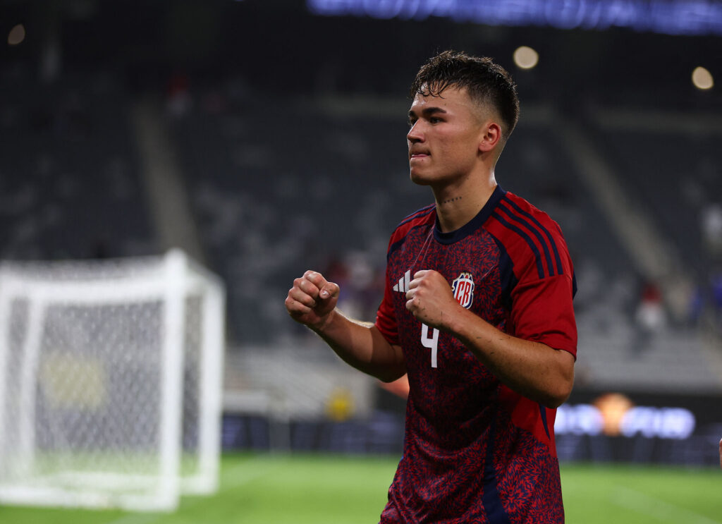 Manfred Ugalde fejrer en scoring for Costa Rica.