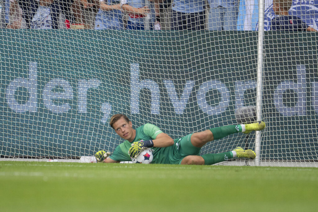 Leopold Wahlstedt ligger i AGF-målet med bolden i favnen