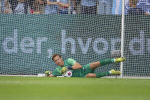 Leopold Wahlstedt ligger i AGF-målet med bolden i favnen