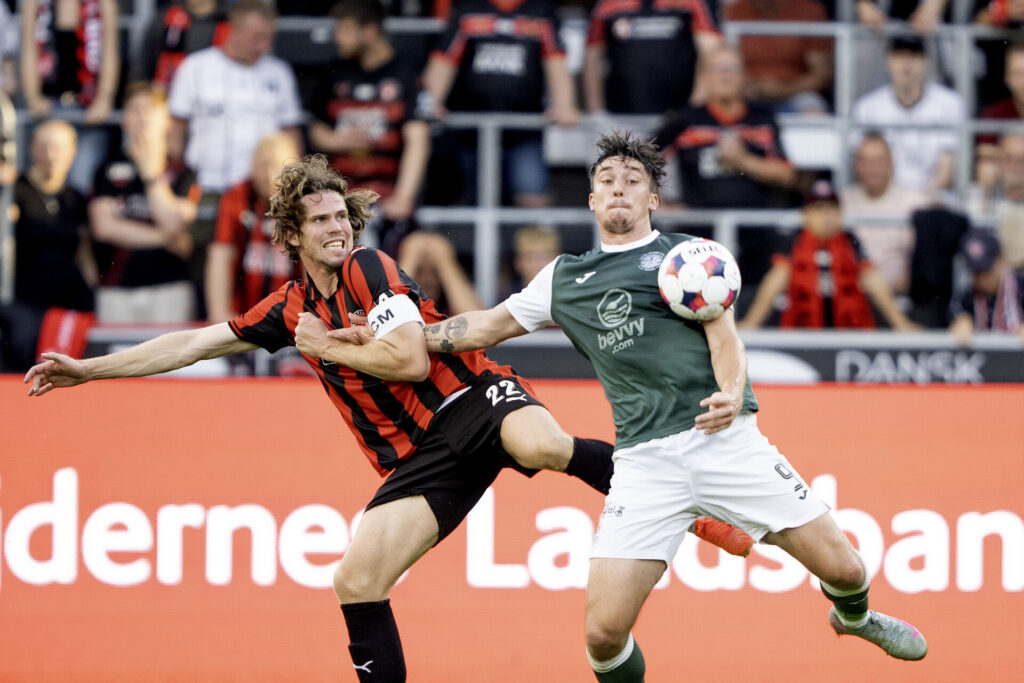 Mads Bech Sørensen i kamp om bolden mod en Hibernian-spiller under en kamp for FC Midtjylland