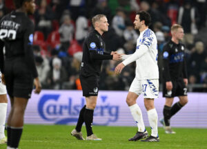 Mike Vestergård giver Thomas Delaney hånden.