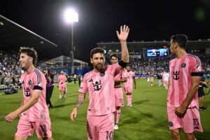 Lionel Messi vinker ud til fans på Saputo Stadium.