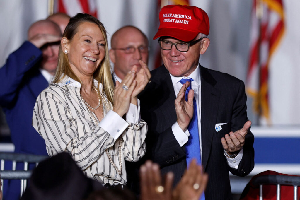 Woody Johnson klapper i sine små hænder.