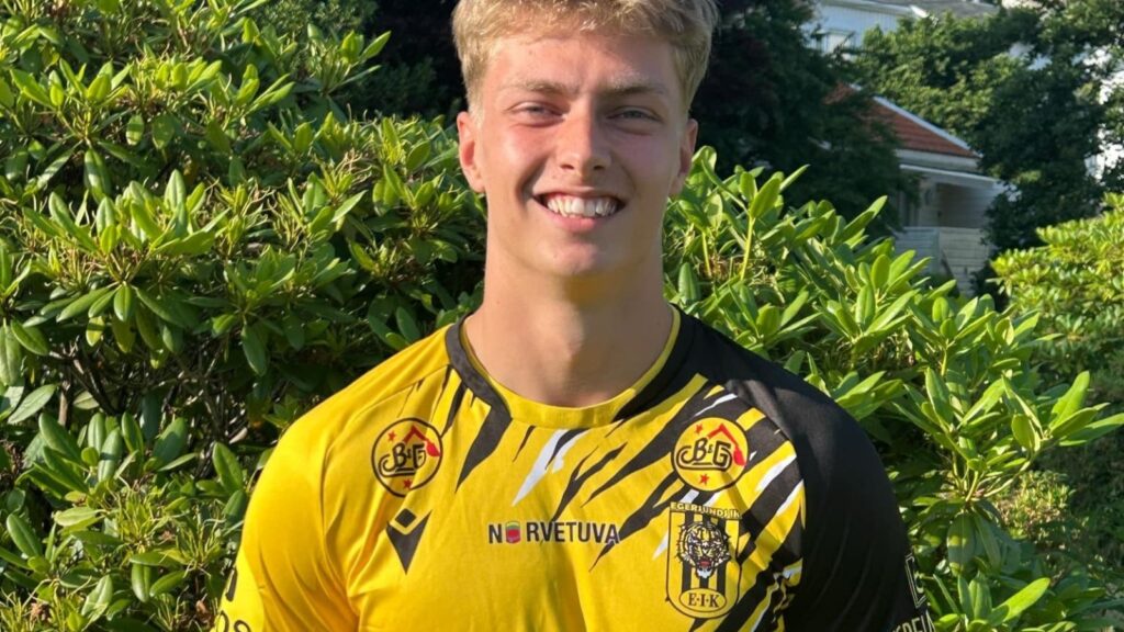 Tornvig i gul trøje og med stort smil