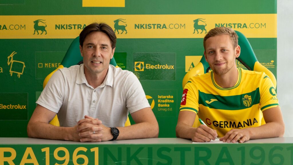 Emil Frederiksen skriver under