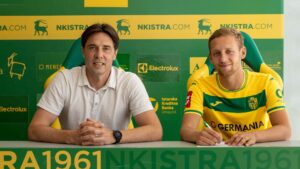 Emil Frederiksen skriver under