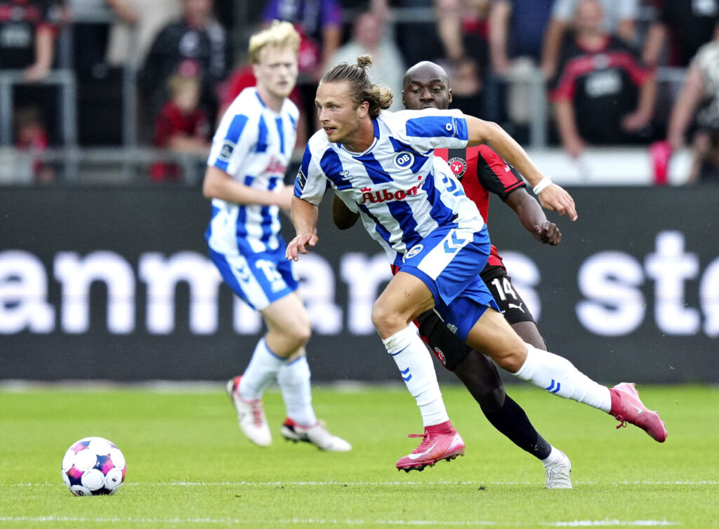 Fiete Arp dribler med bolden i en kamp mellem OB og FC Midtjylland