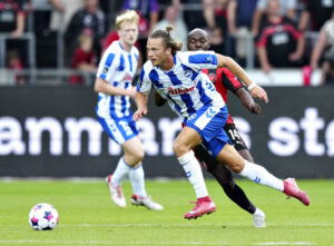 Fiete Arp dribler med bolden i en kamp mellem OB og FC Midtjylland