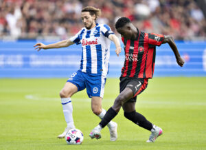 Rasmus Falk i duel med FC Midtjyllands Franculino i en kamp for OB