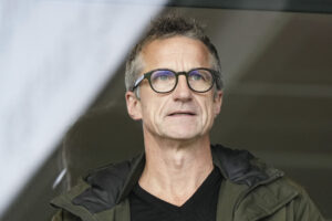 Troels Bech stirrer ud af brillen