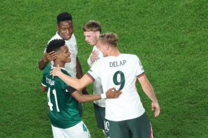 Chelsea spillere snakker med Estevao.