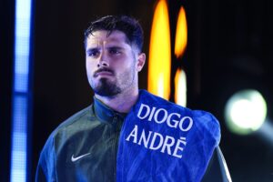 Pedro Neto har en trøje med Diogo og Andre stående på over skulderen.