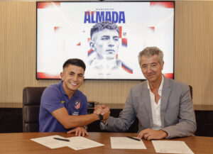 Thiago Almada skriver under på en kontrakt med Atletico Madrid
