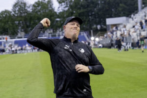 Rasmus Bertelsen fejrer en Randers FC-sejr med basarmen