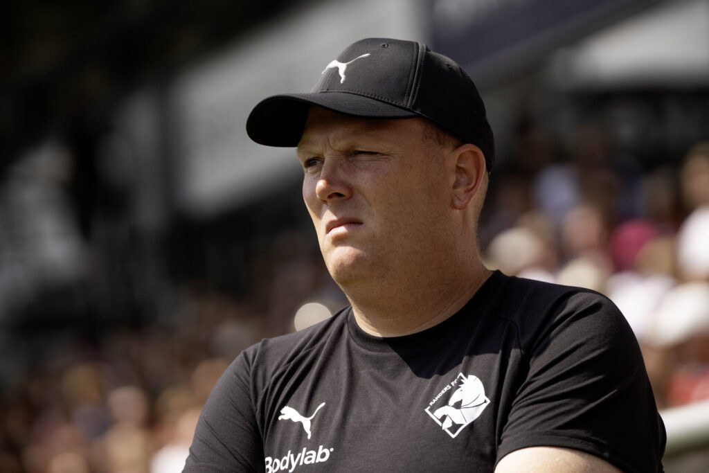 Rasmus Bertelsen kniber øjnene sammen under en kamp mellem Randers og Vejle