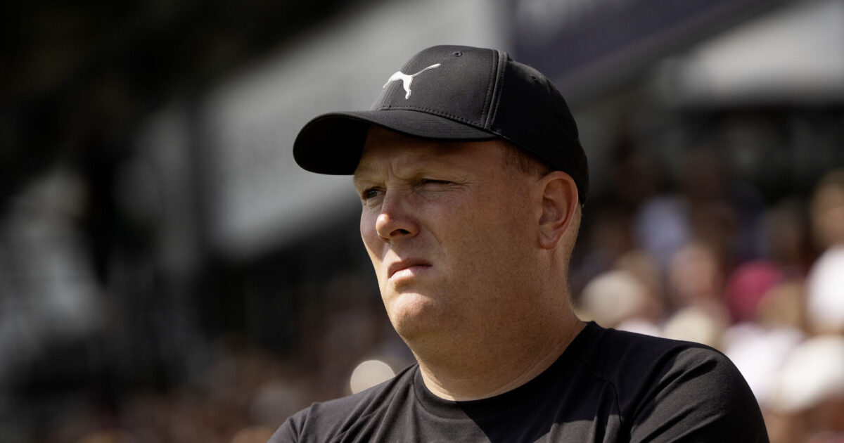 Bitter Bertelsen tager hatten af for Vejle-debutant: Han tyrede den ind Foto: Bo Amstrup/Ritzau Scanpix